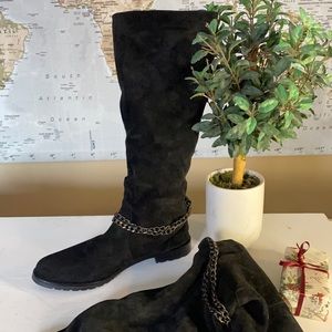 Black suede boots. Lined in black leather inside from top to toe. No labels EU39